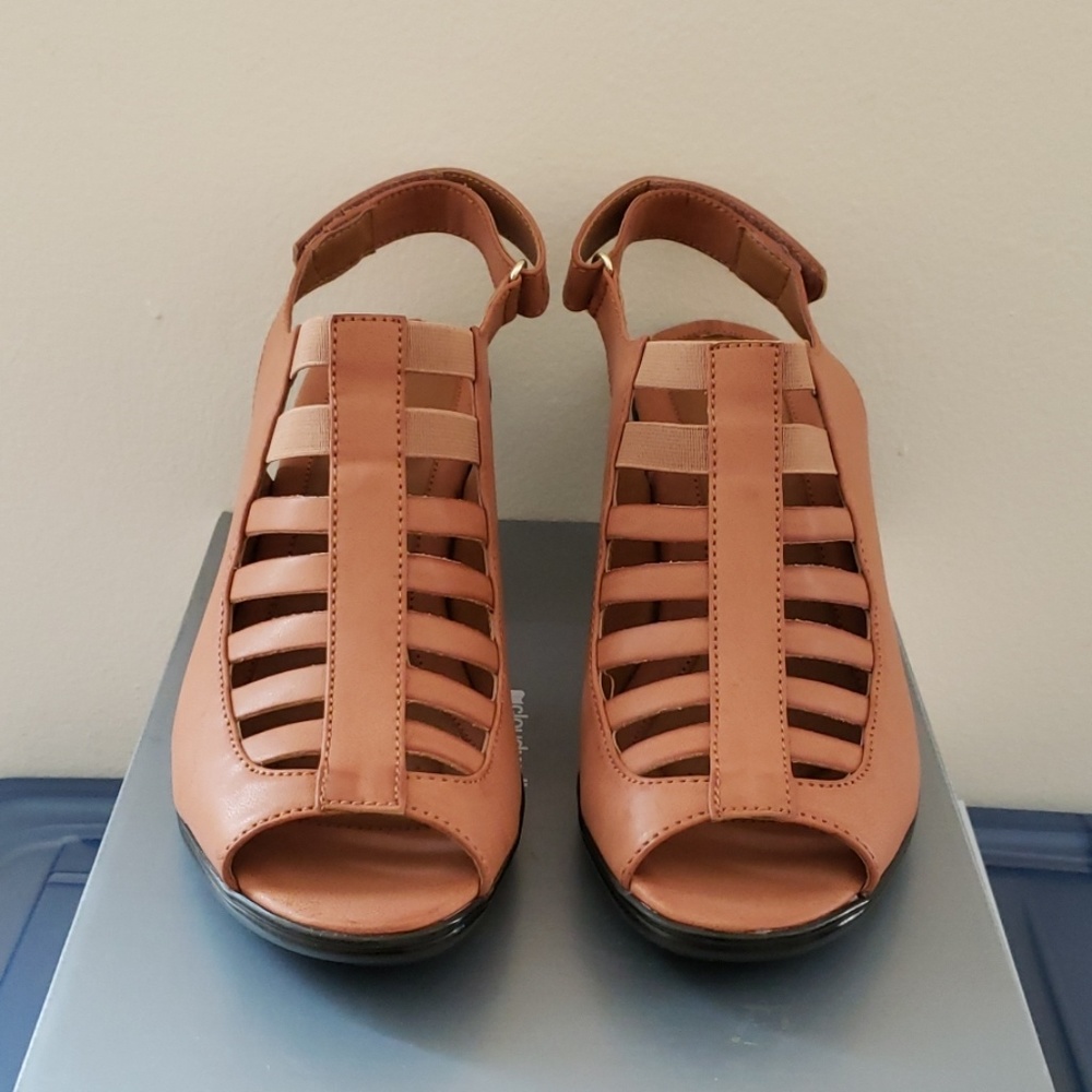 Tan peep toe sandal 9.5W